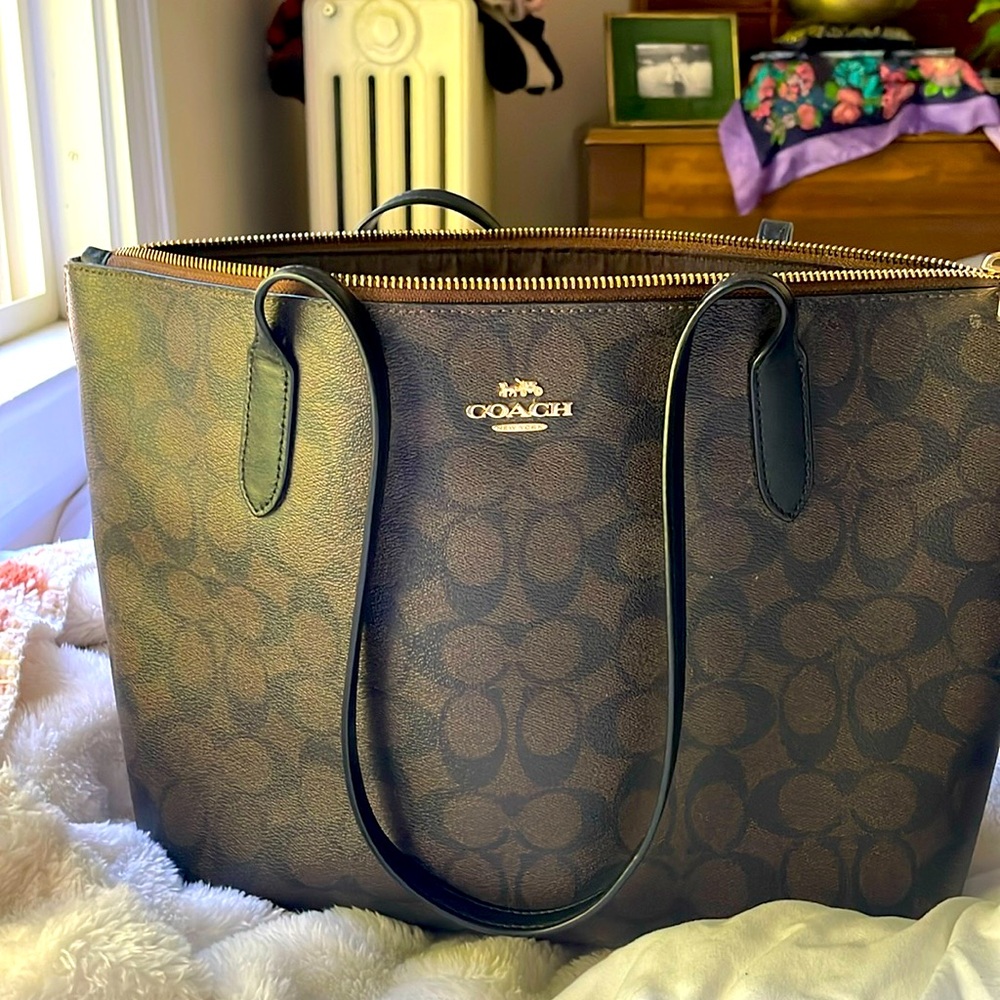 Coach Tote Bag Purse, brown logo